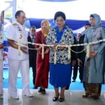 Ketua-Umum-Jalasenastri-didampingi-Kasal-saat-pengguntingan-pita-peresmian-RSGM